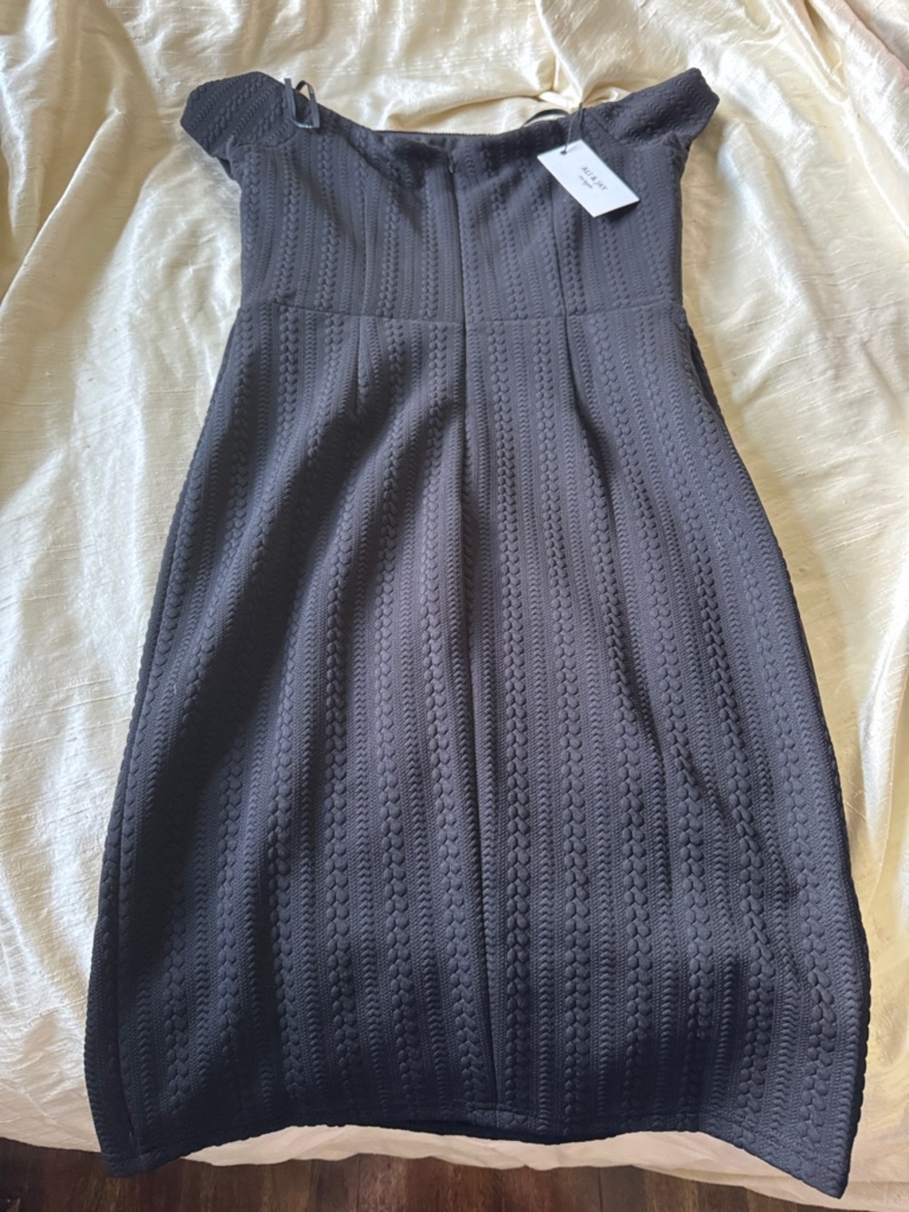 ALI & JAY Black One-Shoulder Textured Midi Dress - Picture 4 of 4